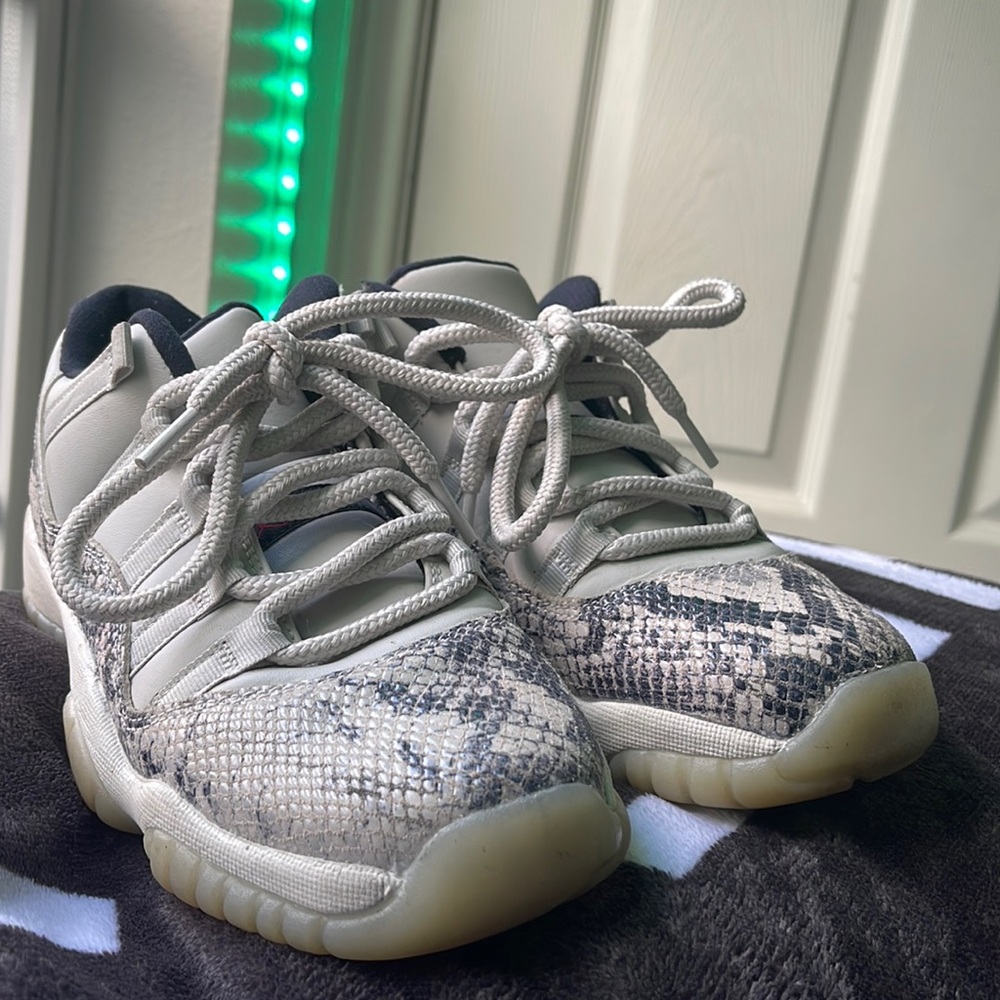 Worn but not damaged. Size 6 snakeskins. One of my favorite shoes